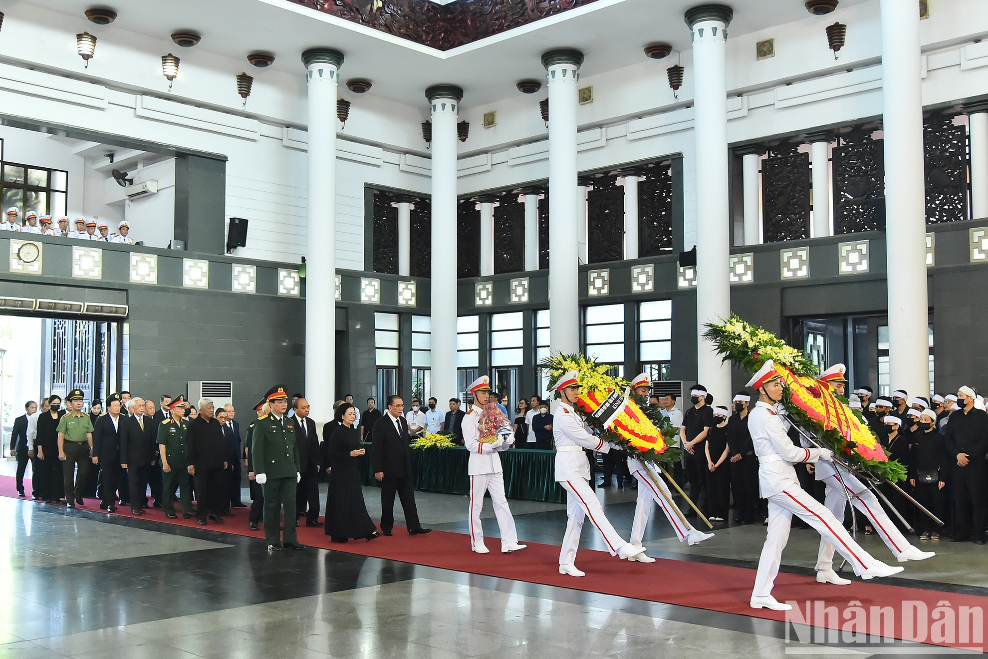 La delegación del Comité Central del PCV rinde homenaje al difunto dirigente del gobierno (Foto: VNA) La delegación del Comité Central del PCV rinde homenaje al difunto dirigente del gobierno (Foto: VNA)