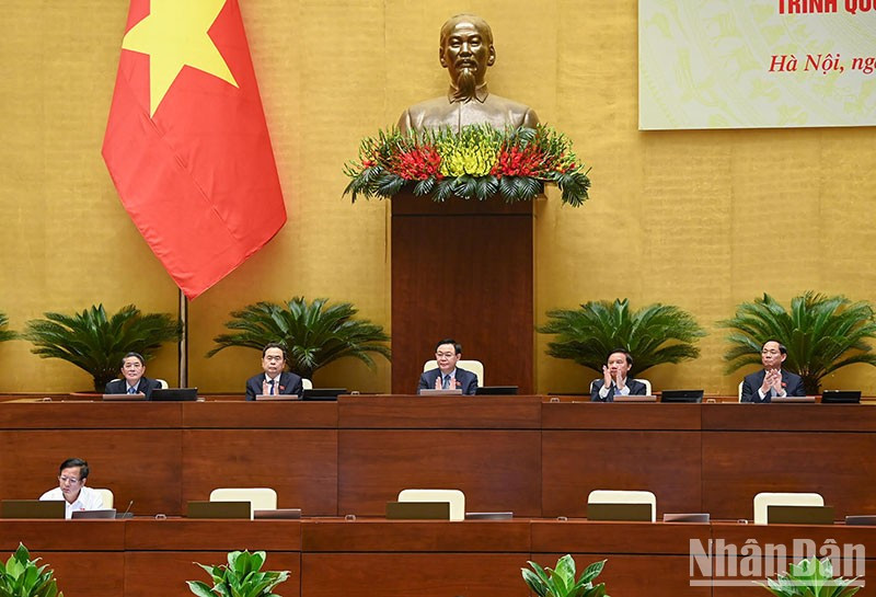 El máximo legislador vietnamita y los vicepresidentes de la ANV moderan los debates en la conferencia.