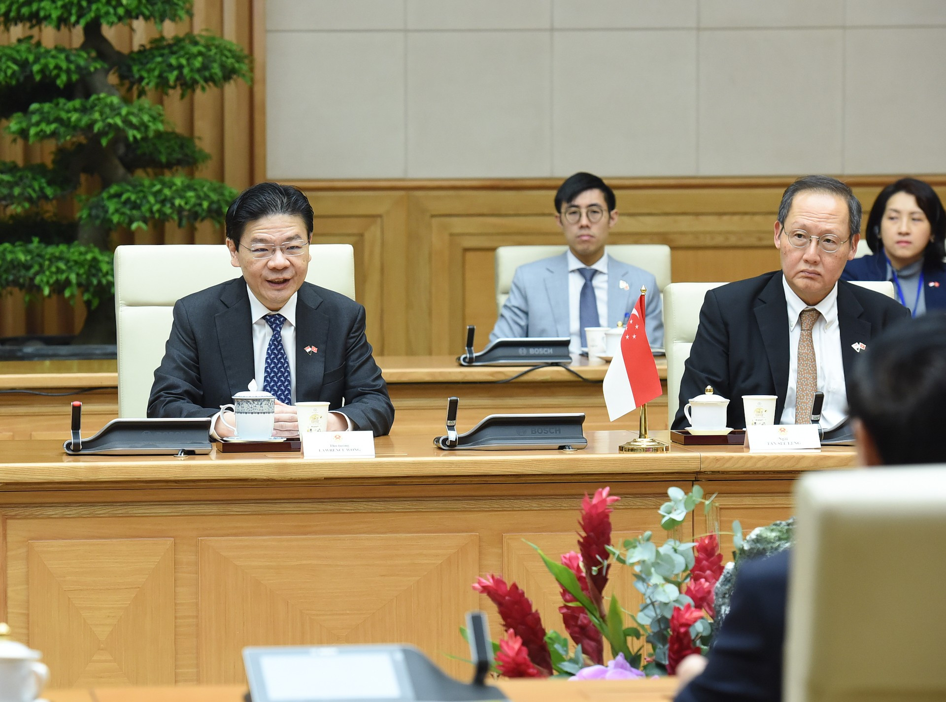 El primer ministro de Singapur, Lawrence Wong, habla en la cita.