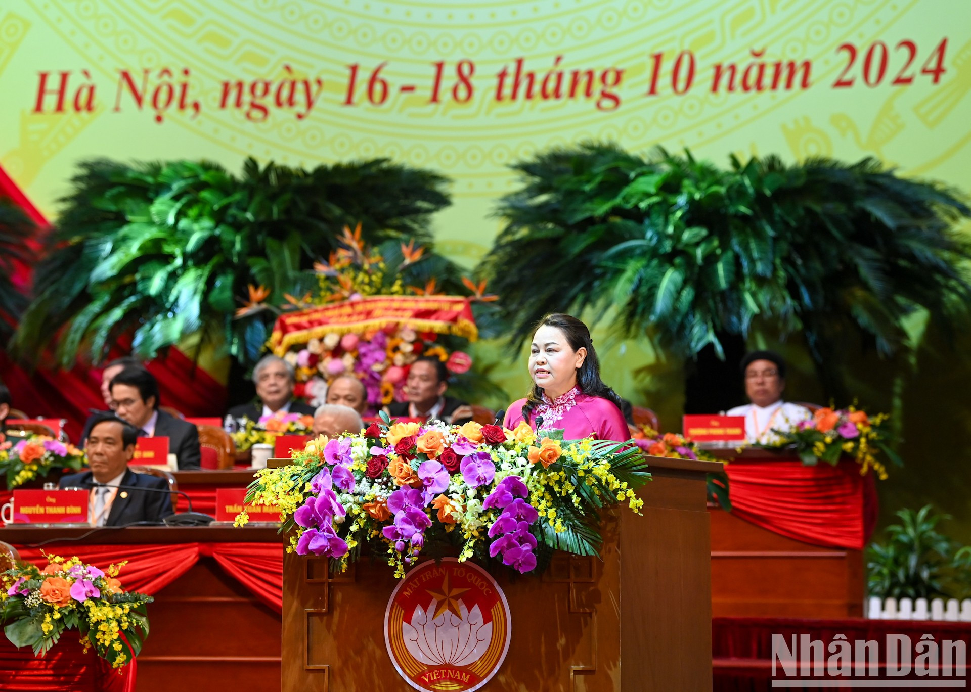 La vicepresidenta y secretaria general del Comité Central del Frente de la Patria de Vietnam Nguyen Thi Thu Ha presenta el informe. La vicepresidenta y secretaria general del Comité Central del Frente de la Patria de Vietnam Nguyen Thi Thu Ha presenta el informe.