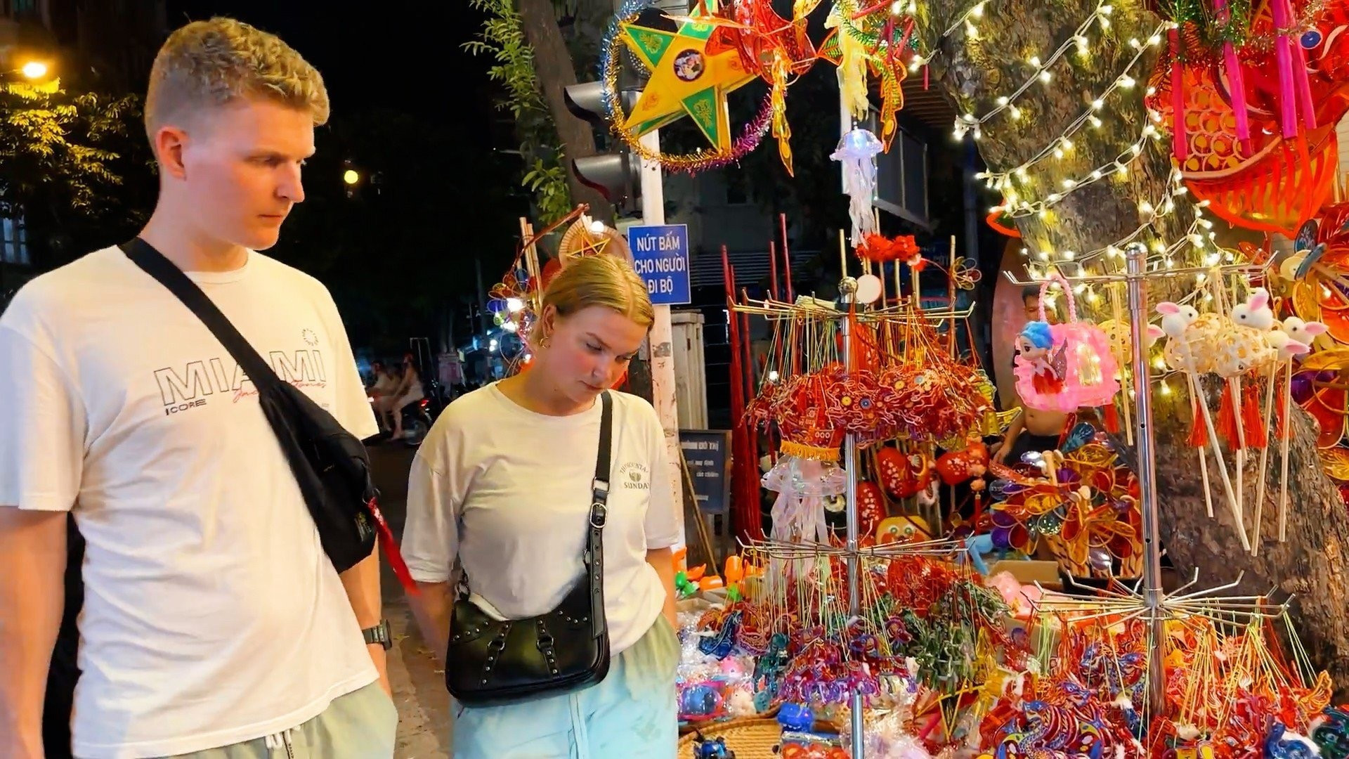 Los turistas extranjeros también muestran su interés por la bulliciosa y colorida calle Hang Ma. Los turistas extranjeros también muestran su interés por la bulliciosa y colorida calle Hang Ma.