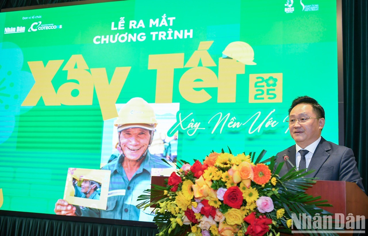 El redactor subjefe de Nhan Dan, Phan Van Hung, habla en el evento. El redactor subjefe de Nhan Dan, Phan Van Hung, habla en el evento.