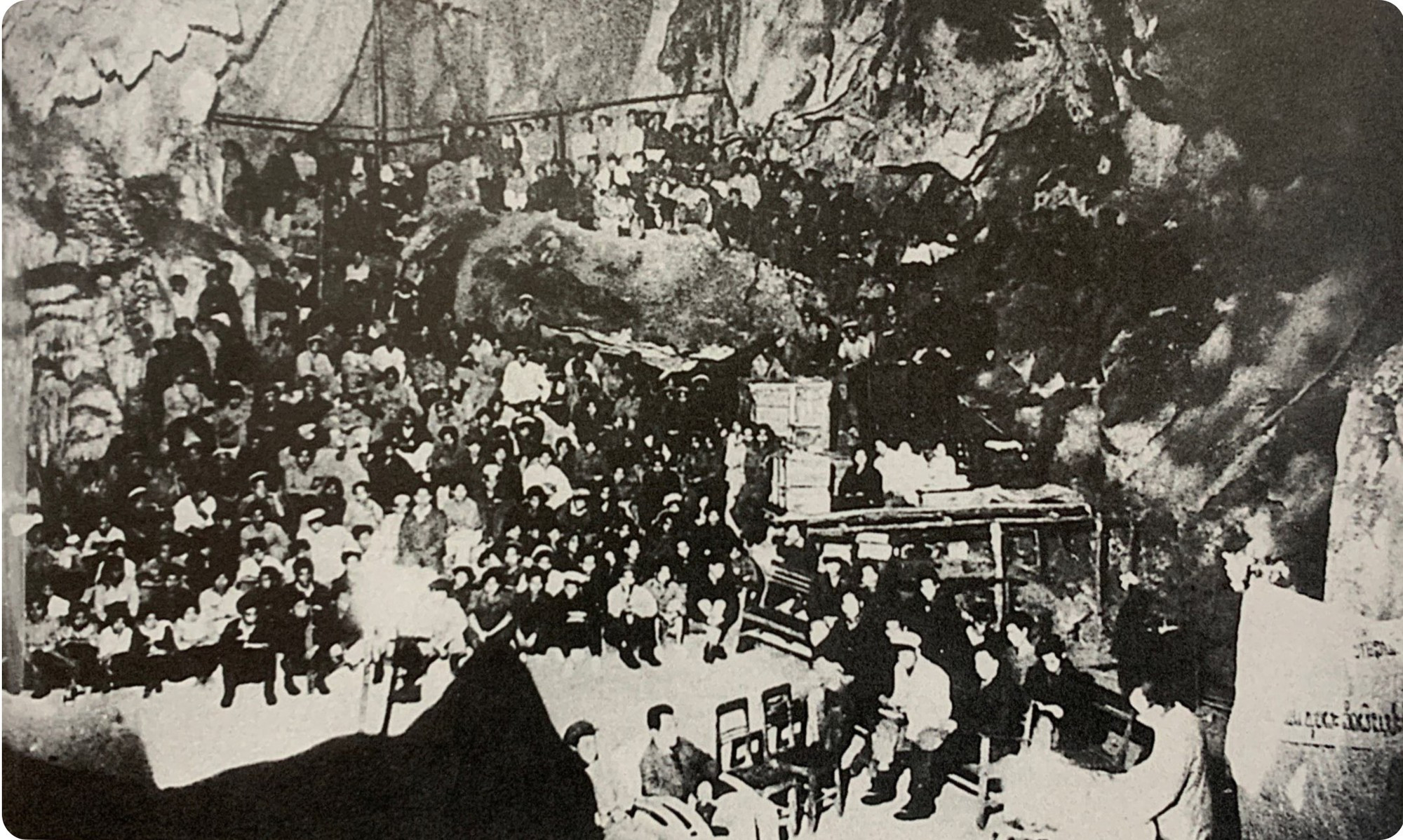 El pueblo laosiano se reunió en una cueva para apoyar la lucha de Vietnam por la liberación nacional.