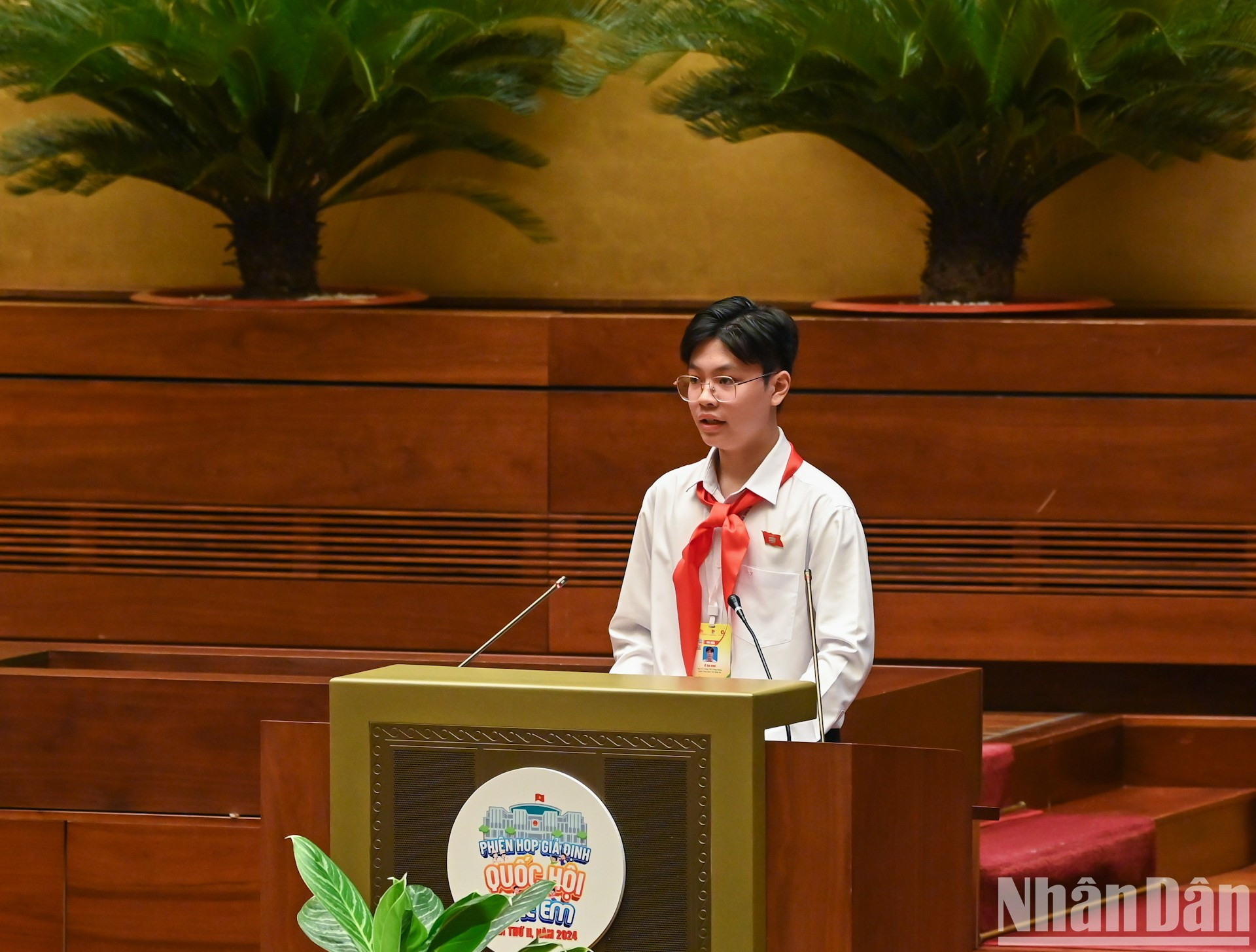 El presidente de la &quot;Asamblea Nacional de los Niños&quot;, Le Gia Vinh, pronuncia un discurso inaugural de la sesión de interpelación.