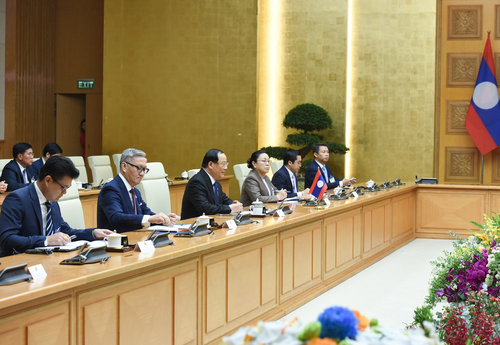 Delegados laosianos acuden a la reunión. Delegados laosianos acuden a la reunión.