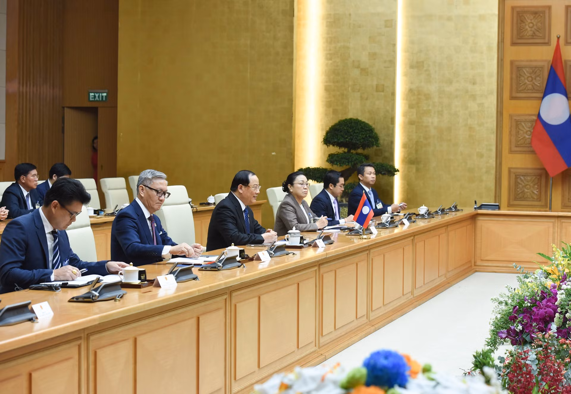 Delegados laosianos acuden a la reunión.