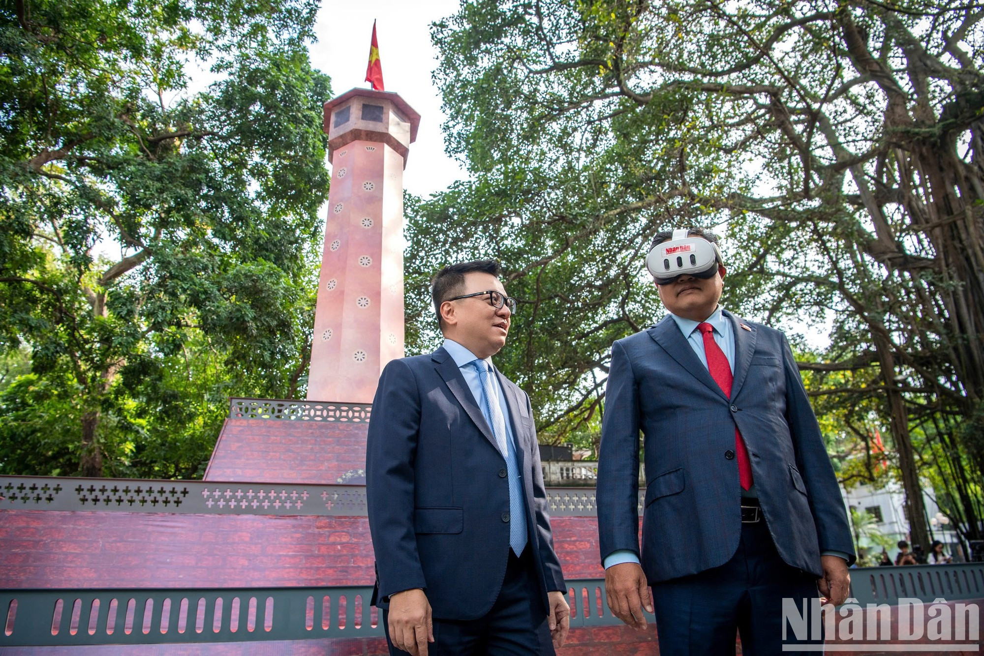 El presidente del Comité Popular de Hanói, Tran Sy Thanh, experimenta la exposición interactiva. El presidente del Comité Popular de Hanói, Tran Sy Thanh, experimenta la exposición interactiva.