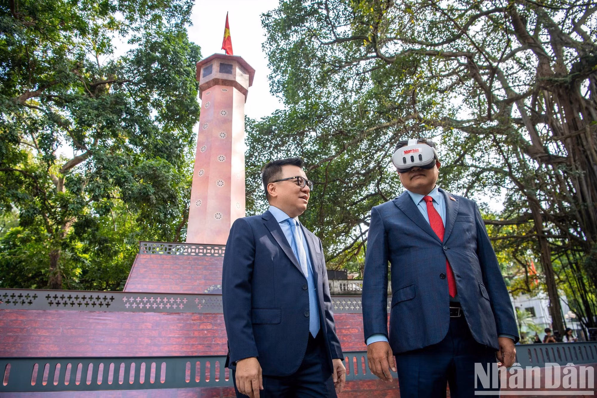 El presidente del Comité Popular de Hanói, Tran Sy Thanh, experimenta la exposición interactiva.