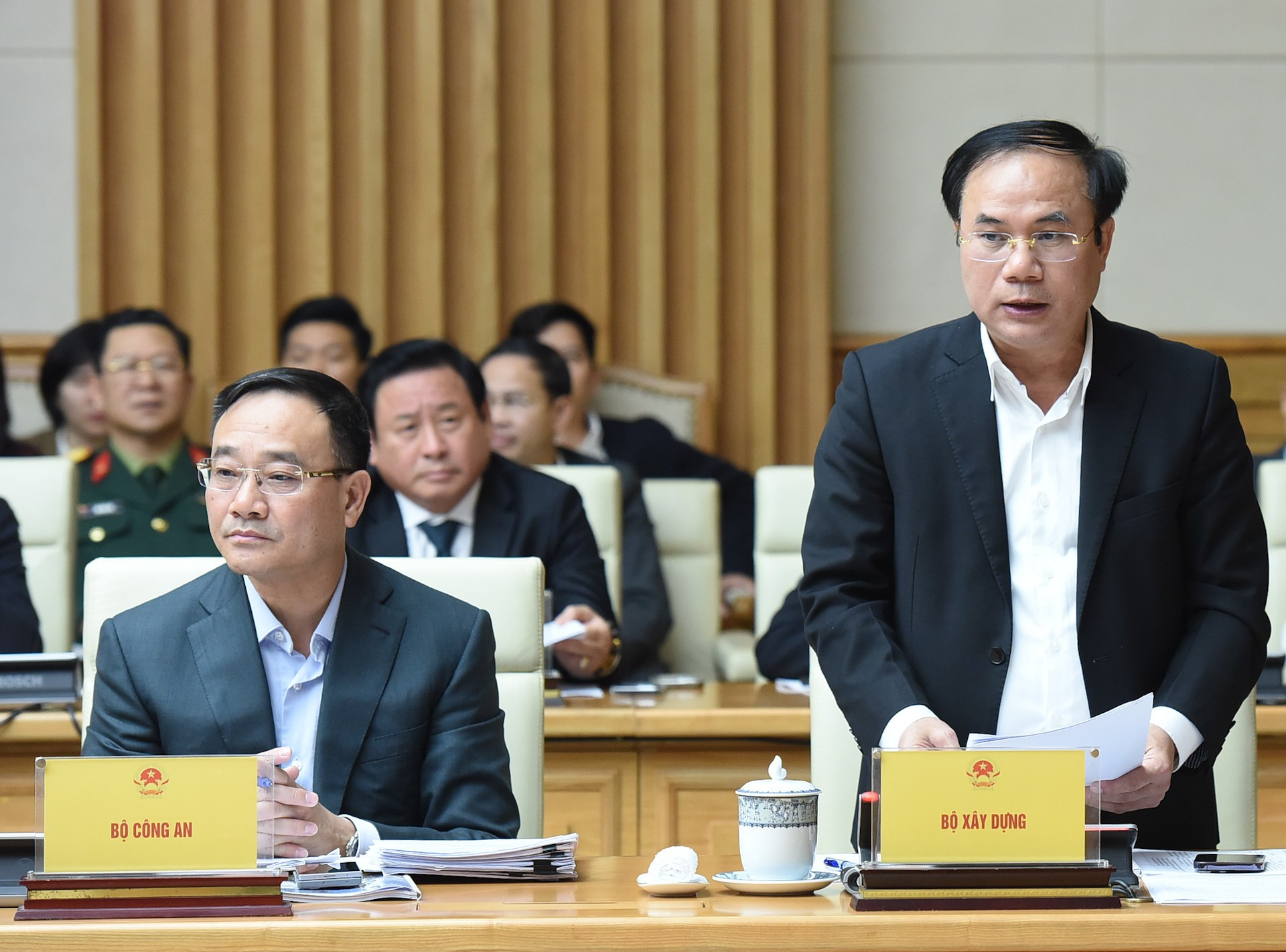 El viceministro de Construcción Nguyen Van Sinh presenta un informe.