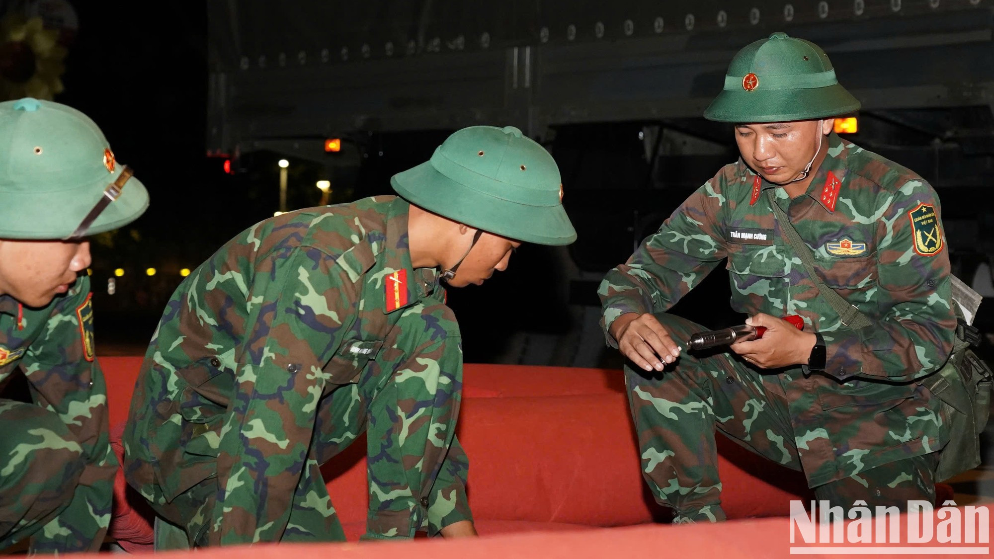 Las fuerzas del Ejército instalan equipos de lanzamiento de fuegos artificiales en el muelle Bach Dang.