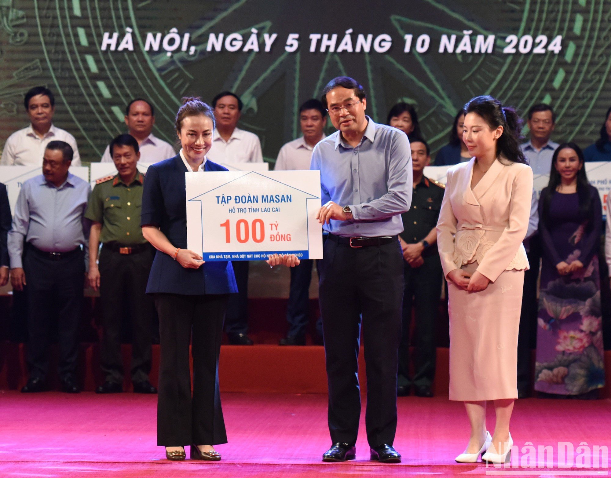 Donaciones del Grupo MASAN por un valor de 100 mil millones de dongs vietnamitas. Donaciones del Grupo MASAN por un valor de 100 mil millones de dongs vietnamitas.