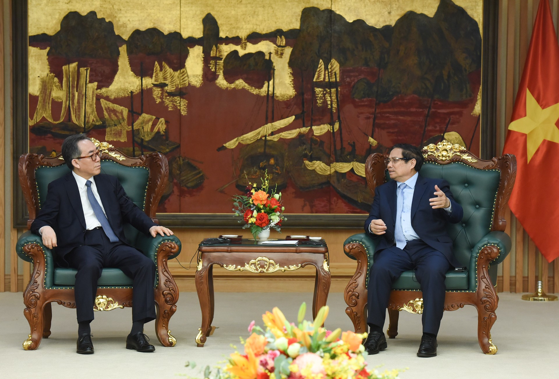 El premier vietnamita Pham Minh Chinh conversa con el canciller de Corea del Sur, Cho Tae-yul. El premier vietnamita Pham Minh Chinh conversa con el canciller de Corea del Sur, Cho Tae-yul.