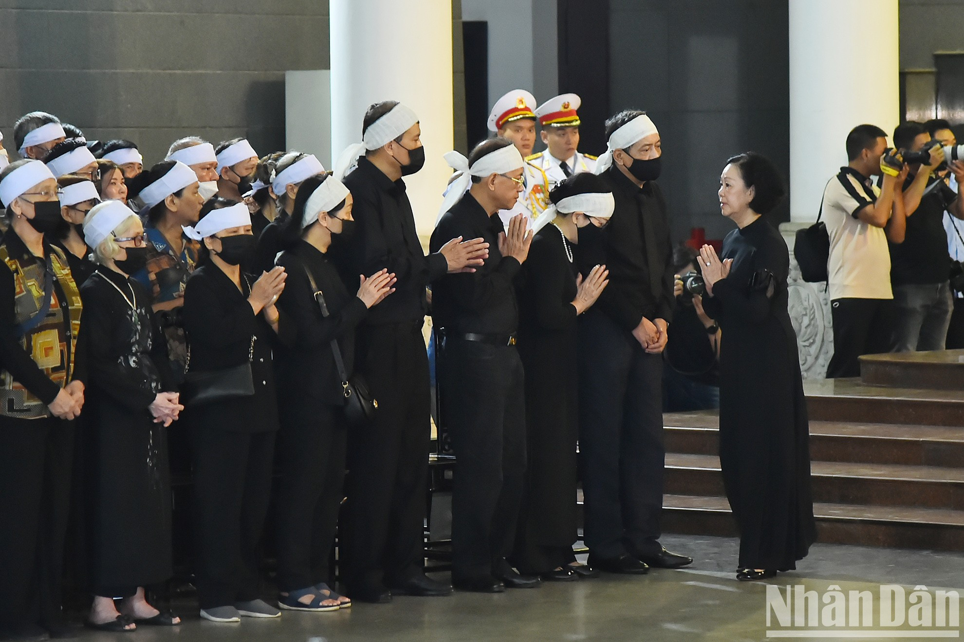 Truong Thi Mai, miembro del Buró Político y permanente del Secretariado del Comité Central del PCV expresa condolencias a la familia del ex viceprimer ministro Nguyen Khanh. Truong Thi Mai, miembro del Buró Político y permanente del Secretariado del Comité Central del PCV expresa condolencias a la familia del ex viceprimer ministro Nguyen Khanh.