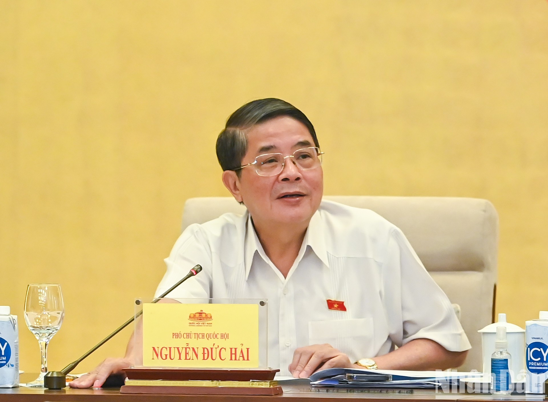 El subtitular de la Asamblea Nacional de Vietnam Nguyen Duc Hai dirige la sesión de debate. El subtitular de la Asamblea Nacional de Vietnam Nguyen Duc Hai dirige la sesión de debate.