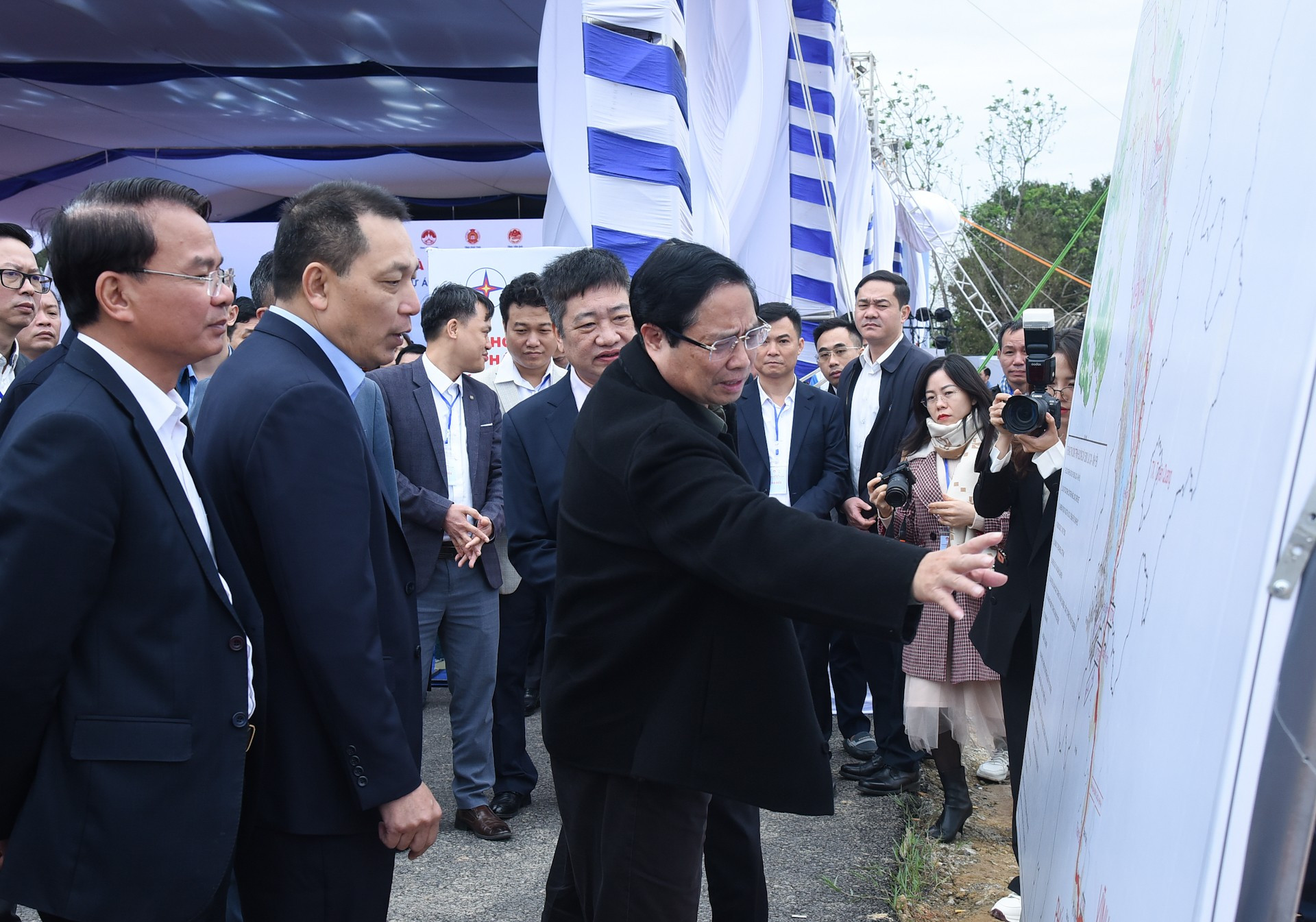 El premier Pham Minh Chinh revisa el mapa de ruta del proyecto de línea de transmisión eléctrica 500 kV Lao Cai-Vinh Yen.