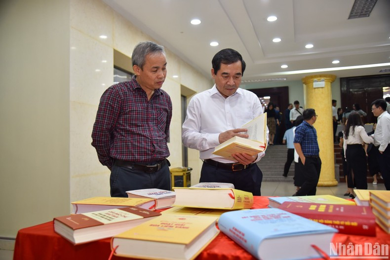Delegados visitan la exposición de libros.