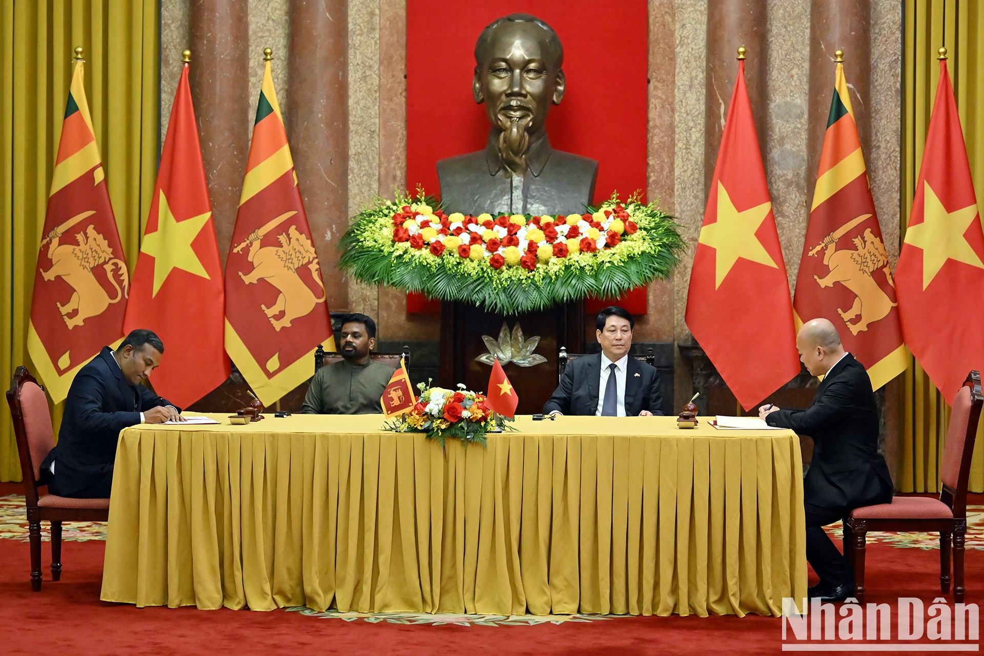 Ceremonia de firma del Memorando de Entendimiento sobre cooperación en materia de promoción comercial entre el Departamento de Promoción Comercial del Ministerio de Industria y Comercio de Vietnam y la Junta de Desarrollo de las Exportaciones del Ministerio de Industria y Desarrollo Empresarial de Sri Lanka.