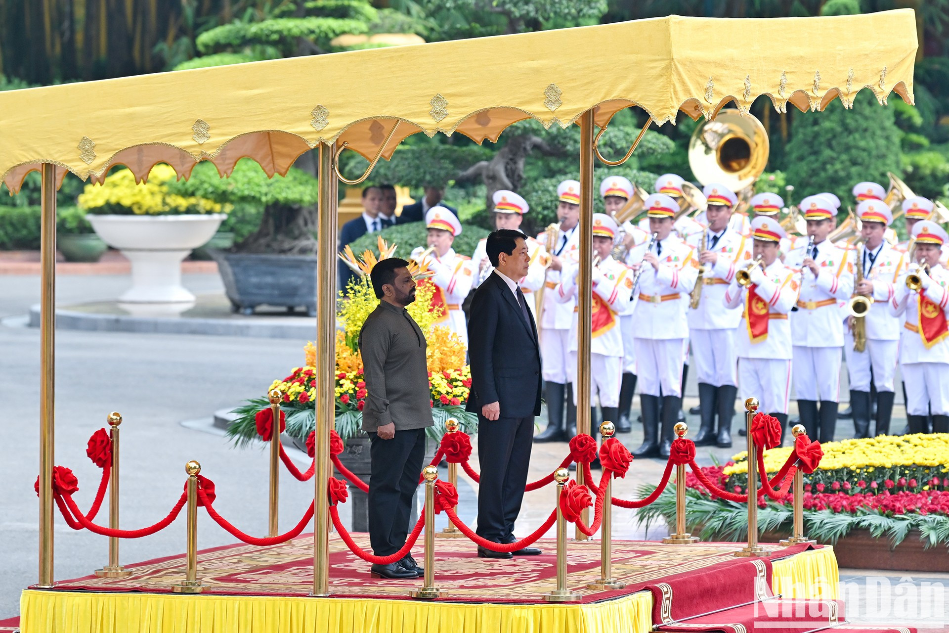 Ambos dirigentes se paran el podio de honor mientras se entonan los himnos de los dos países. Ambos dirigentes se paran el podio de honor mientras se entonan los himnos de los dos países.