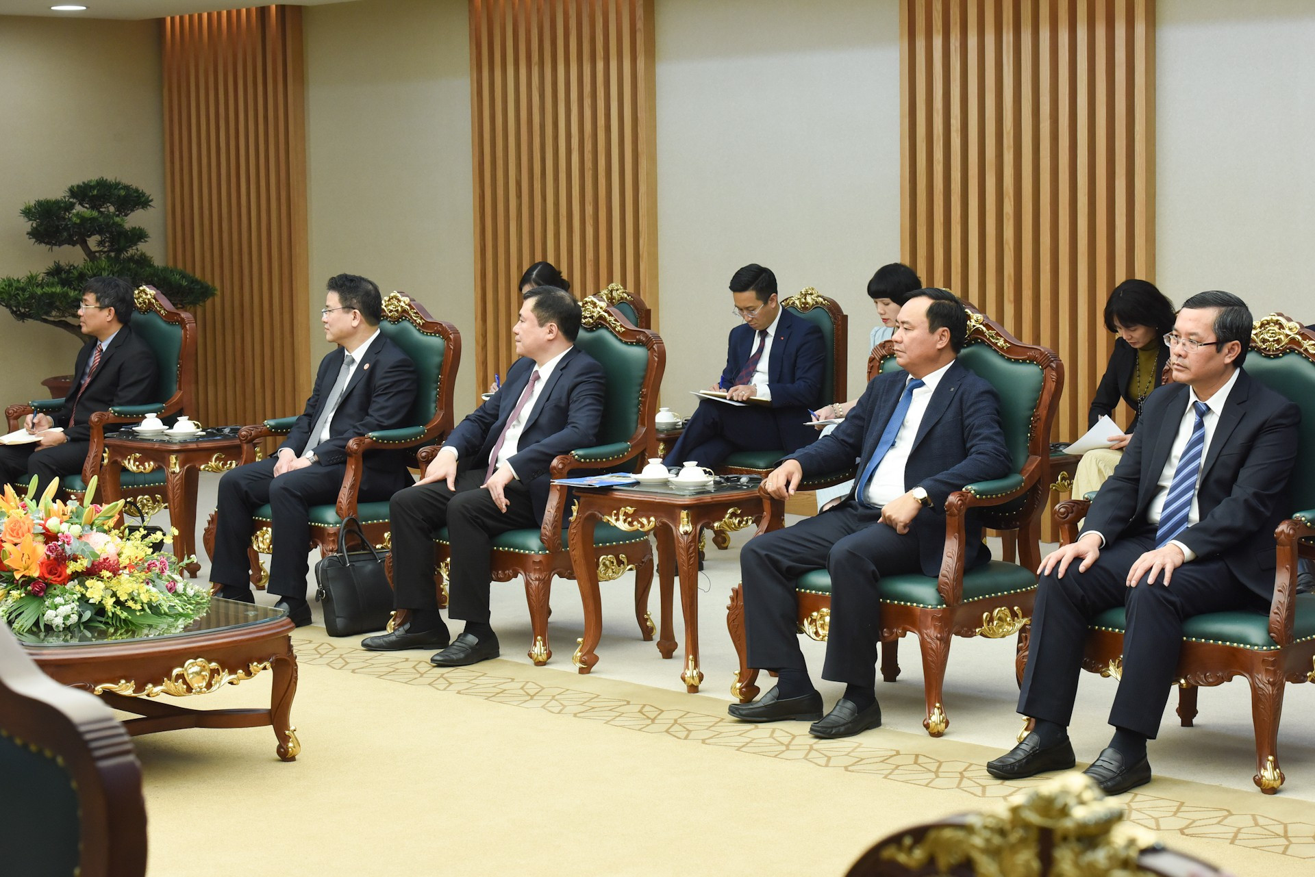 Funcionarios vietnamitas acuden al encuentro. Funcionarios vietnamitas acuden al encuentro.