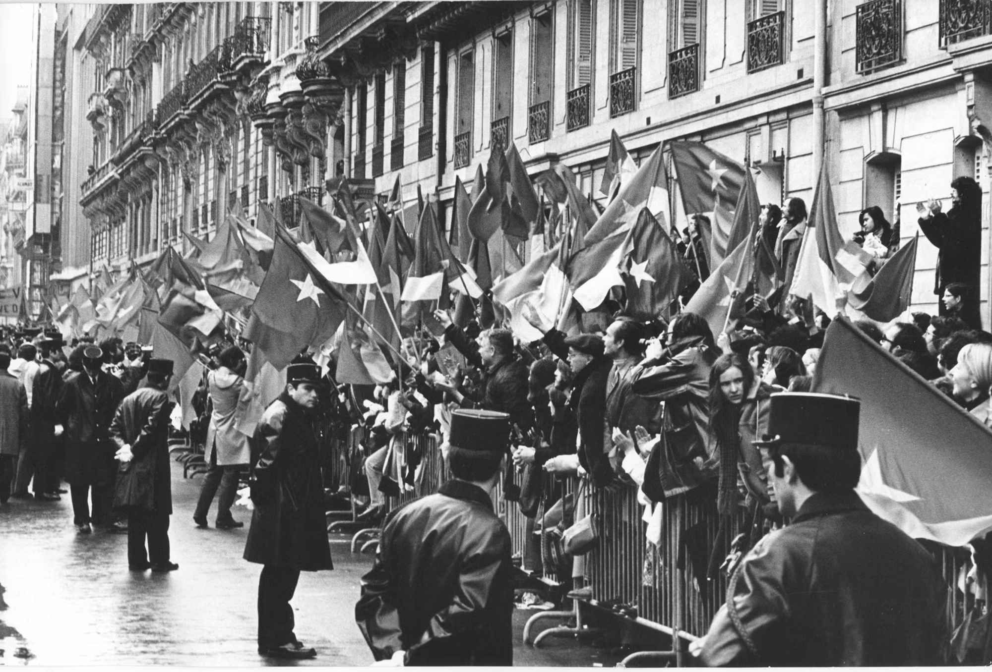 Las banderas de la República Democrática de Vietnam y la República de Vietnam del Sur ondearon en las calles de París. (Fotografía: Le Xuan Tan) Las banderas de la República Democrática de Vietnam y la República de Vietnam del Sur ondearon en las calles de París. (Fotografía: Le Xuan Tan)