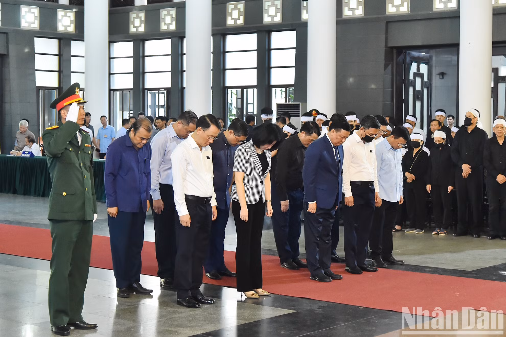 La delegación del Comité del PCV, el Comité Popular, el Consejo Popular y el Frente de la Patria de Vietnam en Hanói.