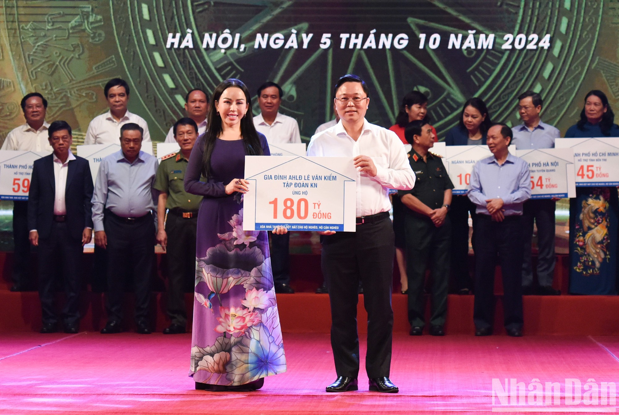 Representante del Grupo KN Holdings entrega donaciones al programa. Representante del Grupo KN Holdings entrega donaciones al programa.