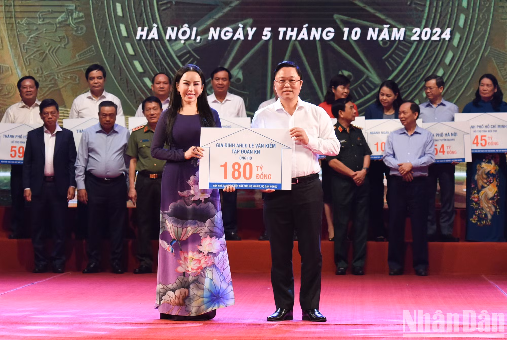 Representante del Grupo KN Holdings entrega donaciones al programa.