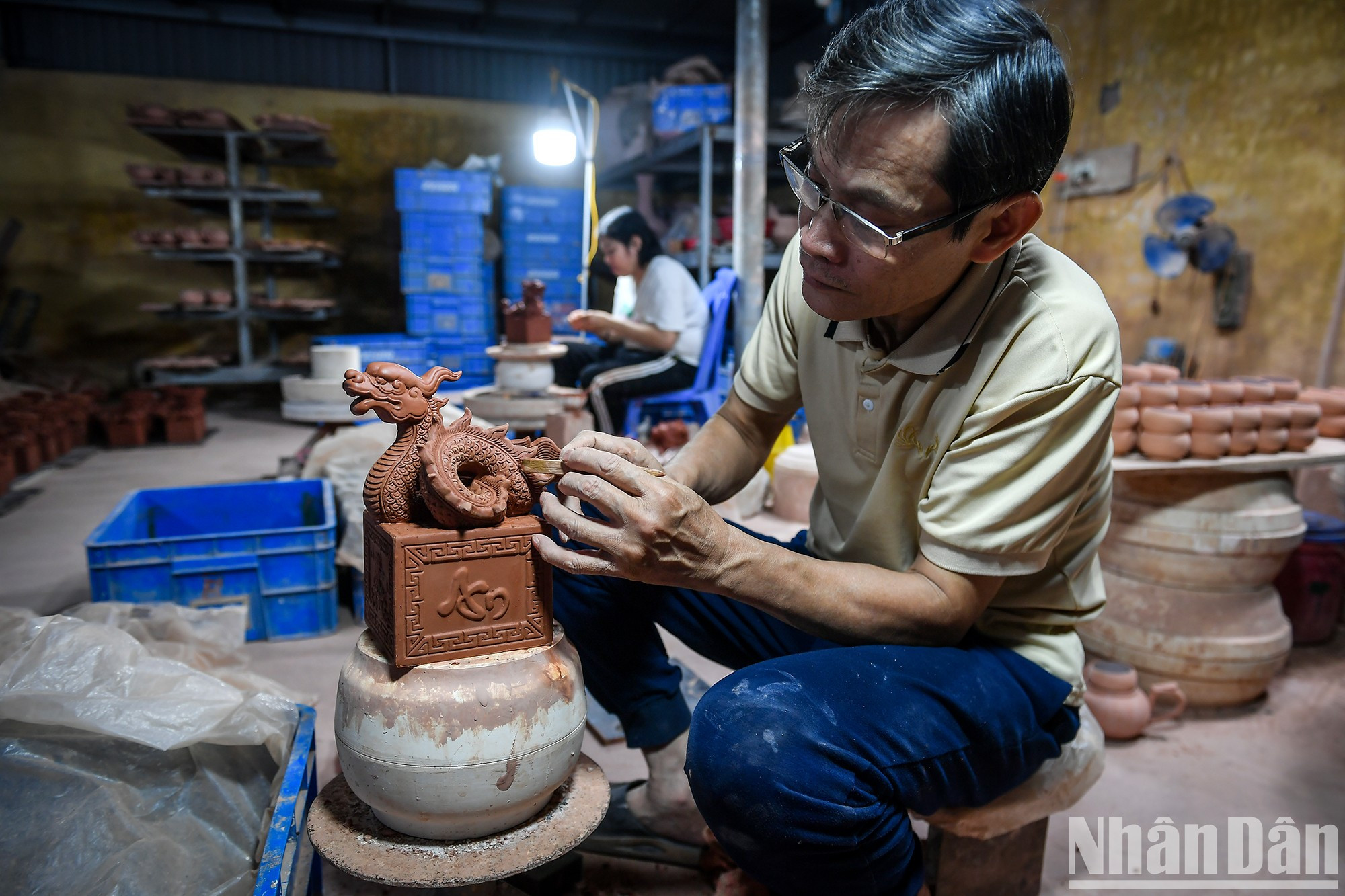 Al hablar de la creación del producto, el artesano Pham Viet Khoa dijo que el dragón simboliza la majestuosidad, la prosperidad y la felicidad. Al hablar de la creación del producto, el artesano Pham Viet Khoa dijo que el dragón simboliza la majestuosidad, la prosperidad y la felicidad.