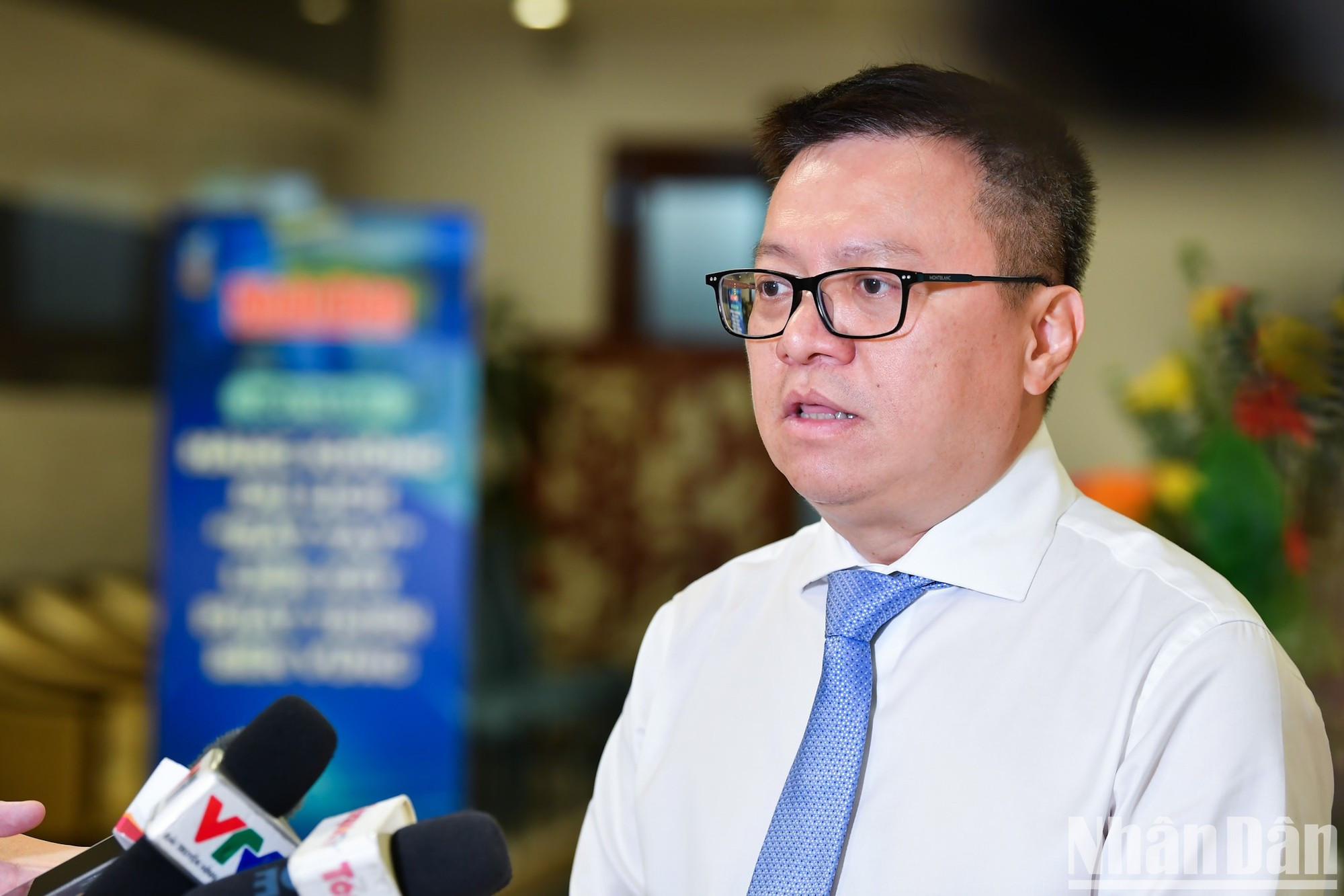 El presidente editor de Nhan Dan, Le Quoc Minh, responde a la prensa. El presidente editor de Nhan Dan, Le Quoc Minh, responde a la prensa.