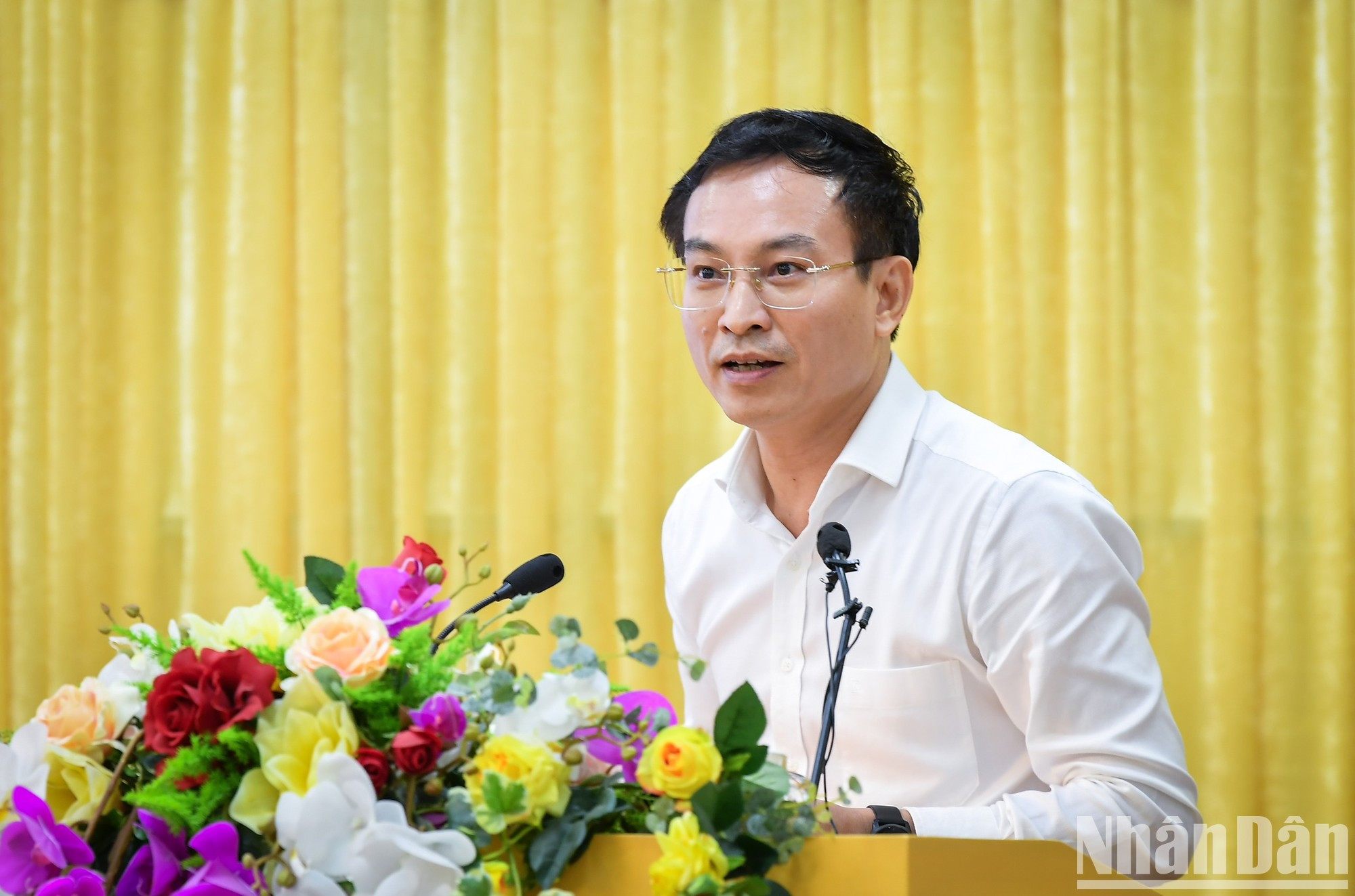 El director del Instituto de Economía, Academia Nacional de Política Ho Chi Minh, Bui Van Huyen diserta sobre “Modelo de crecimiento verde en Nam Dinh: Recursos y fuerzas motrices”. El director del Instituto de Economía, Academia Nacional de Política Ho Chi Minh, Bui Van Huyen diserta sobre “Modelo de crecimiento verde en Nam Dinh: Recursos y fuerzas motrices”.