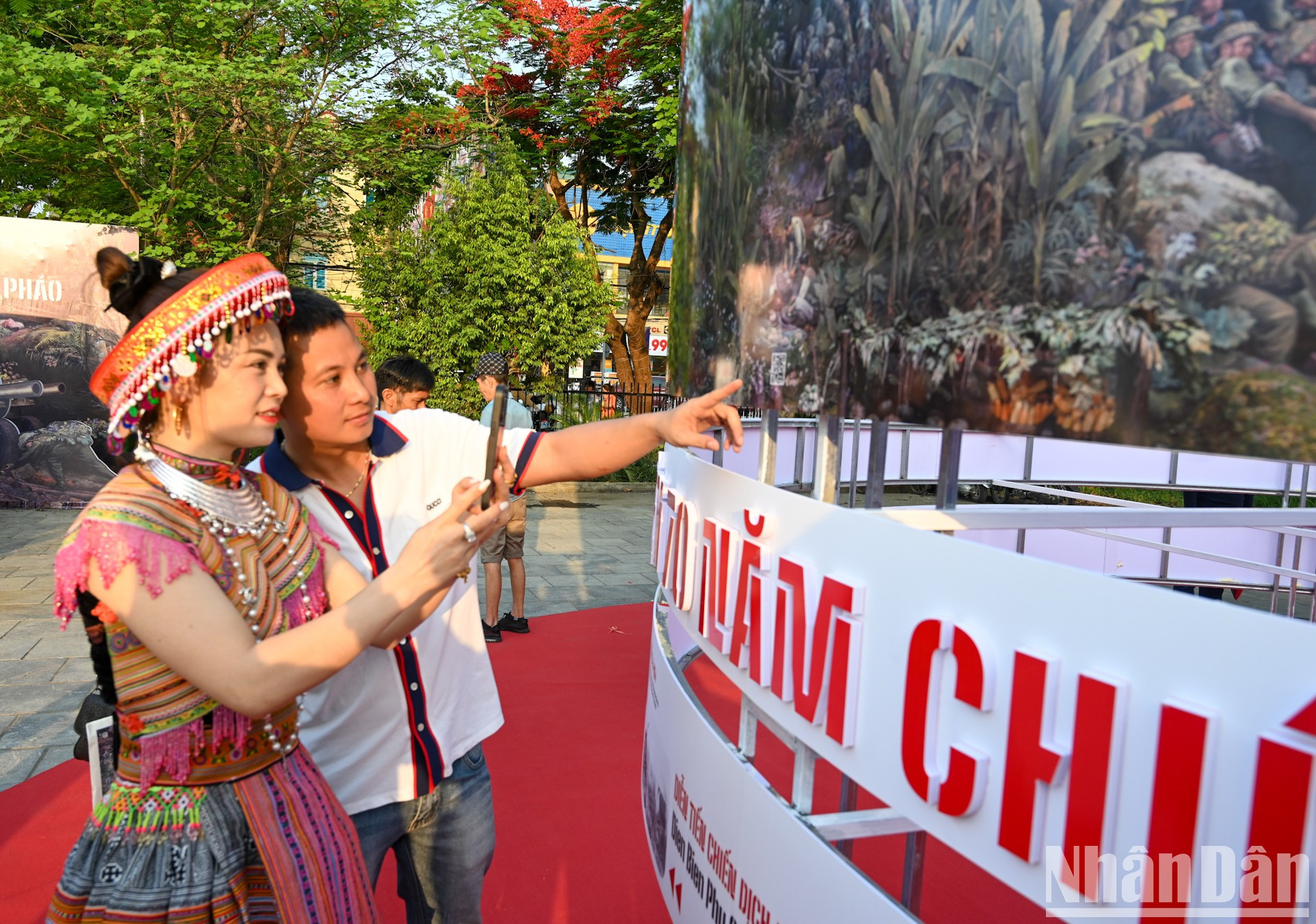 La exposición de pintura panorámica conmemorativa del 70 aniversario de la Victoria de Dien Bien Phu se inaugura simultáneamente en la sede del periódico Nhan Dan y en el Museo Histórico de la Victoria de Dien Bien Phu. Estará abierta al público de forma gratuita de 9.00 a 17.00 horas del 7 al 12 de mayo.