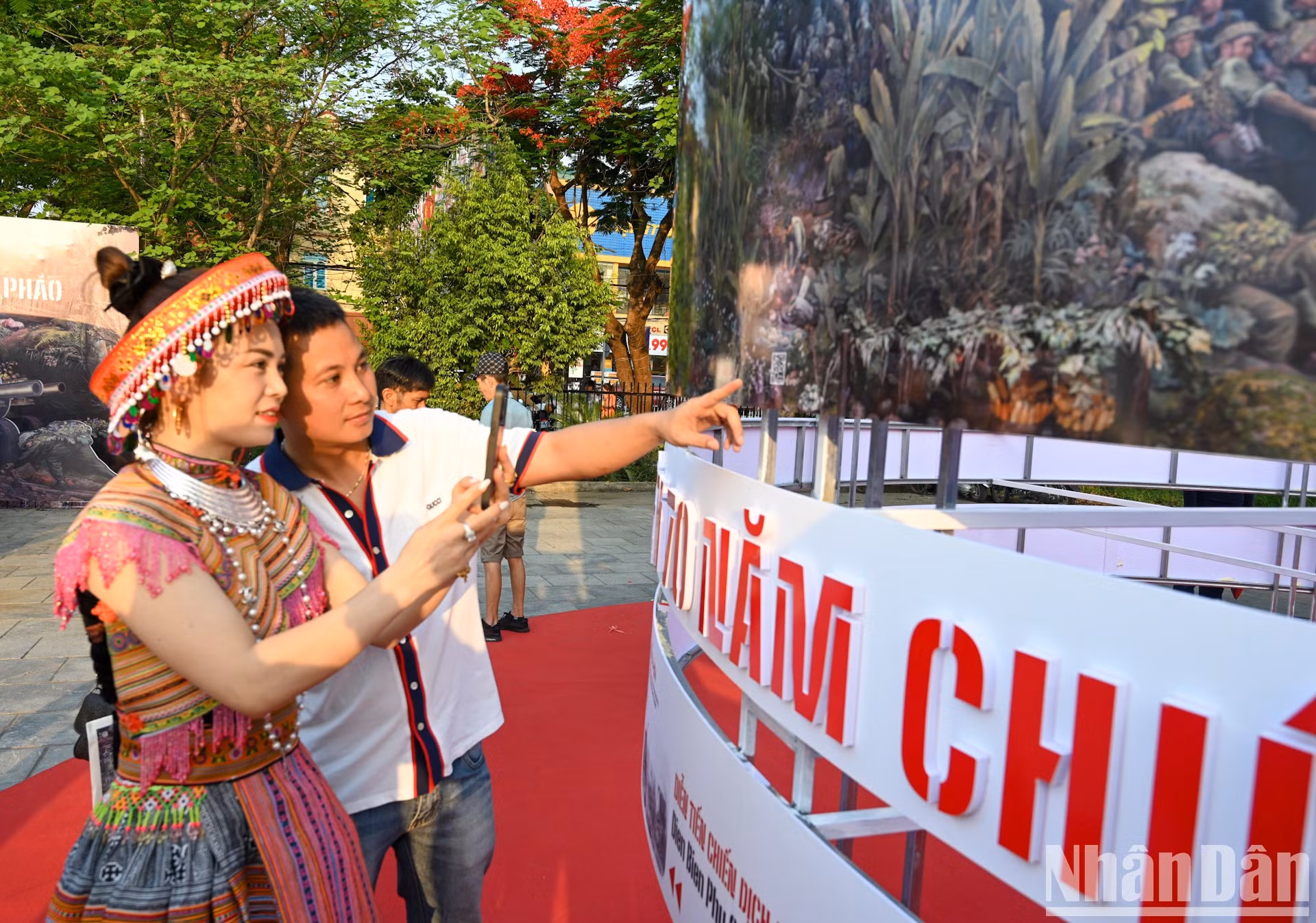 La exposición de pintura panorámica conmemorativa del 70 aniversario de la Victoria de Dien Bien Phu se inaugura simultáneamente en la sede del periódico Nhan Dan y en el Museo Histórico de la Victoria de Dien Bien Phu. Estará abierta al público de forma gratuita de 9.00 a 17.00 horas del 7 al 12 de mayo.