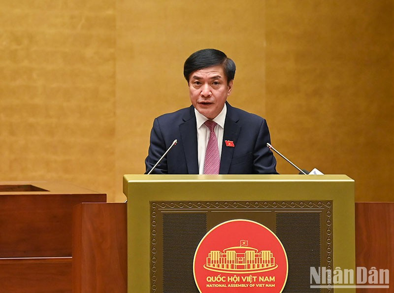 El secretario general y presidente de la Oficina del Parlamento, Bui Van Cuong habla el discurso de apertua.