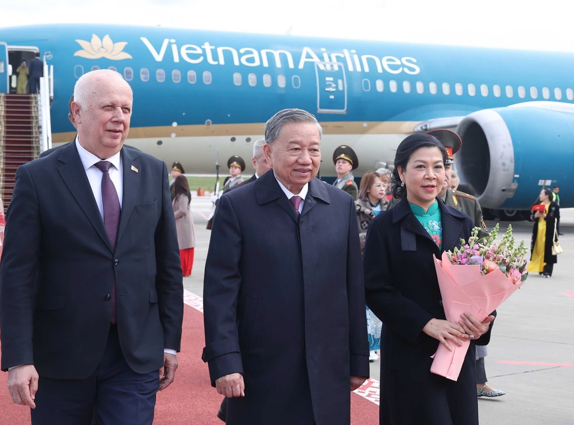El secretario general del Partido Comunista de Vietnam, To Lam, y su esposa inician la visita de Estado a Bielorrusia. (Foto: VNA)