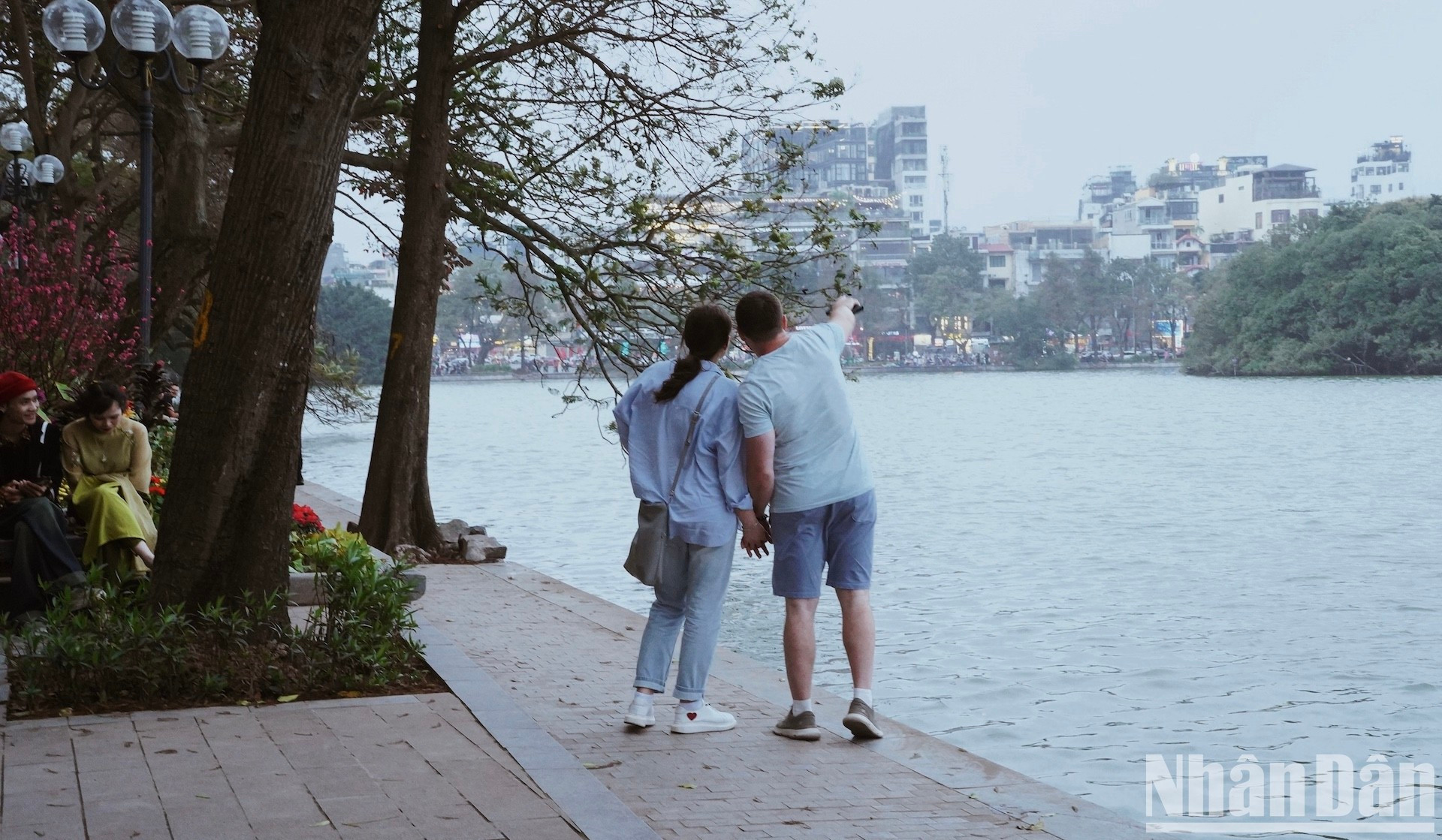 Los extranjeros disfrutan la atmósfera del Tet.