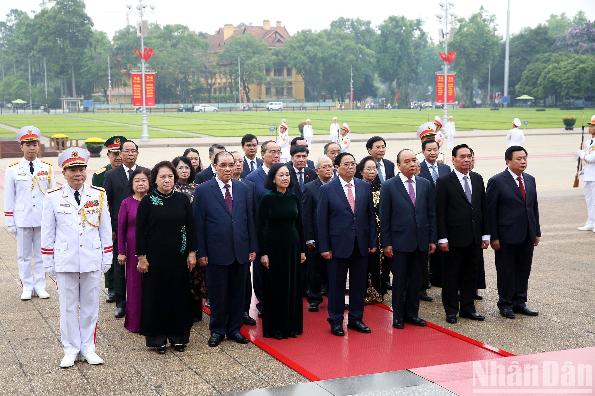 Conmemoran con respeto las grandes contribuciones del Presidente Ho Chi Minh.