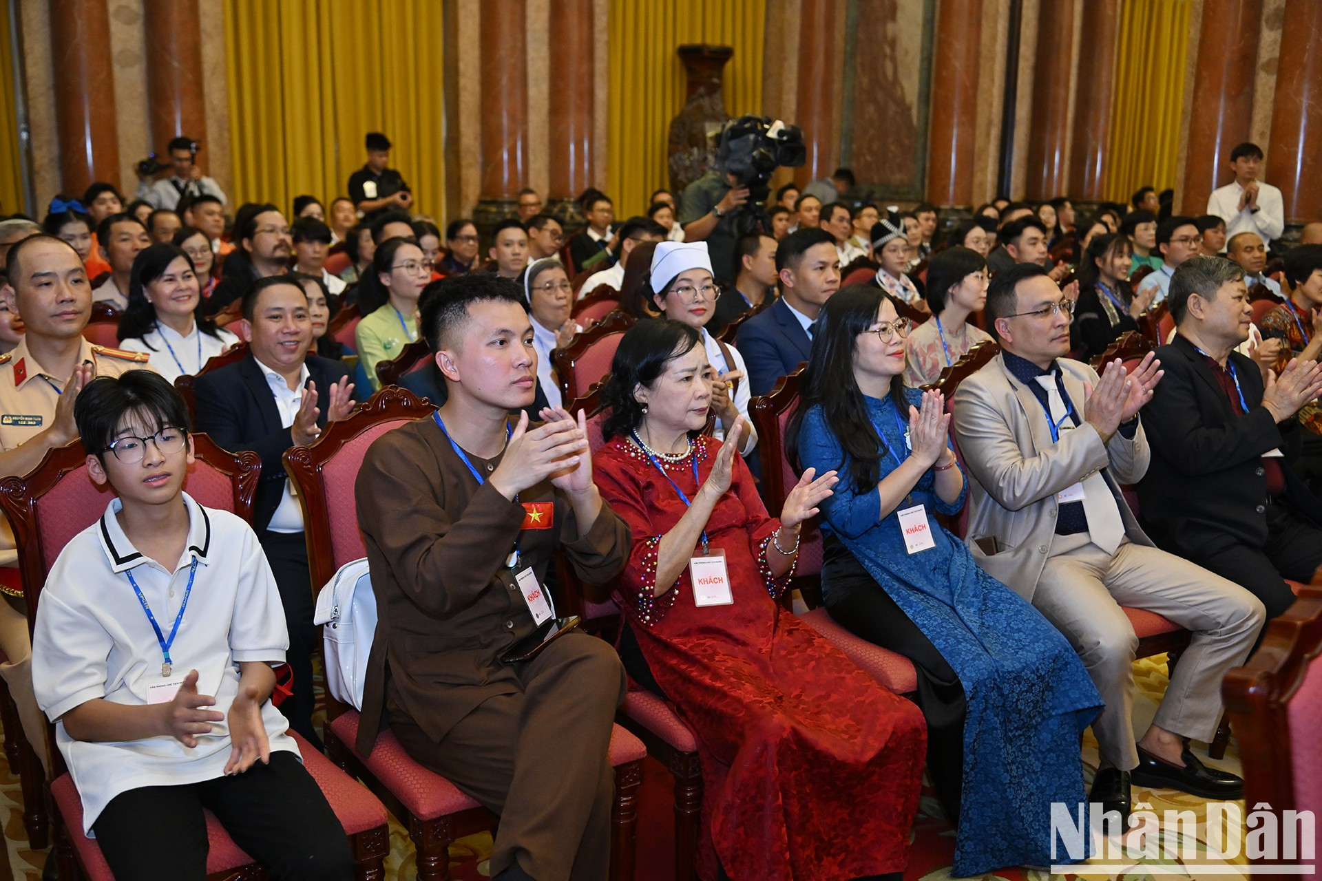 Las personas destacadas del programa asisten al evento. Las personas destacadas del programa asisten al evento.