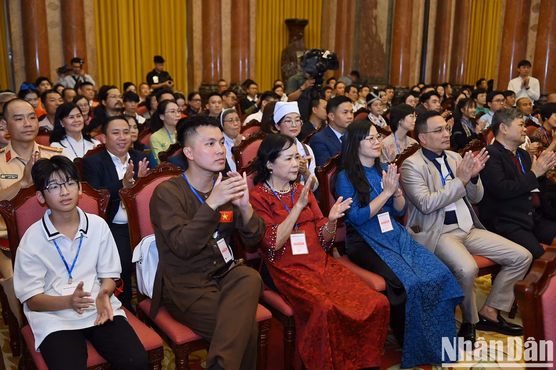 Las personas destacadas del programa asisten al evento.