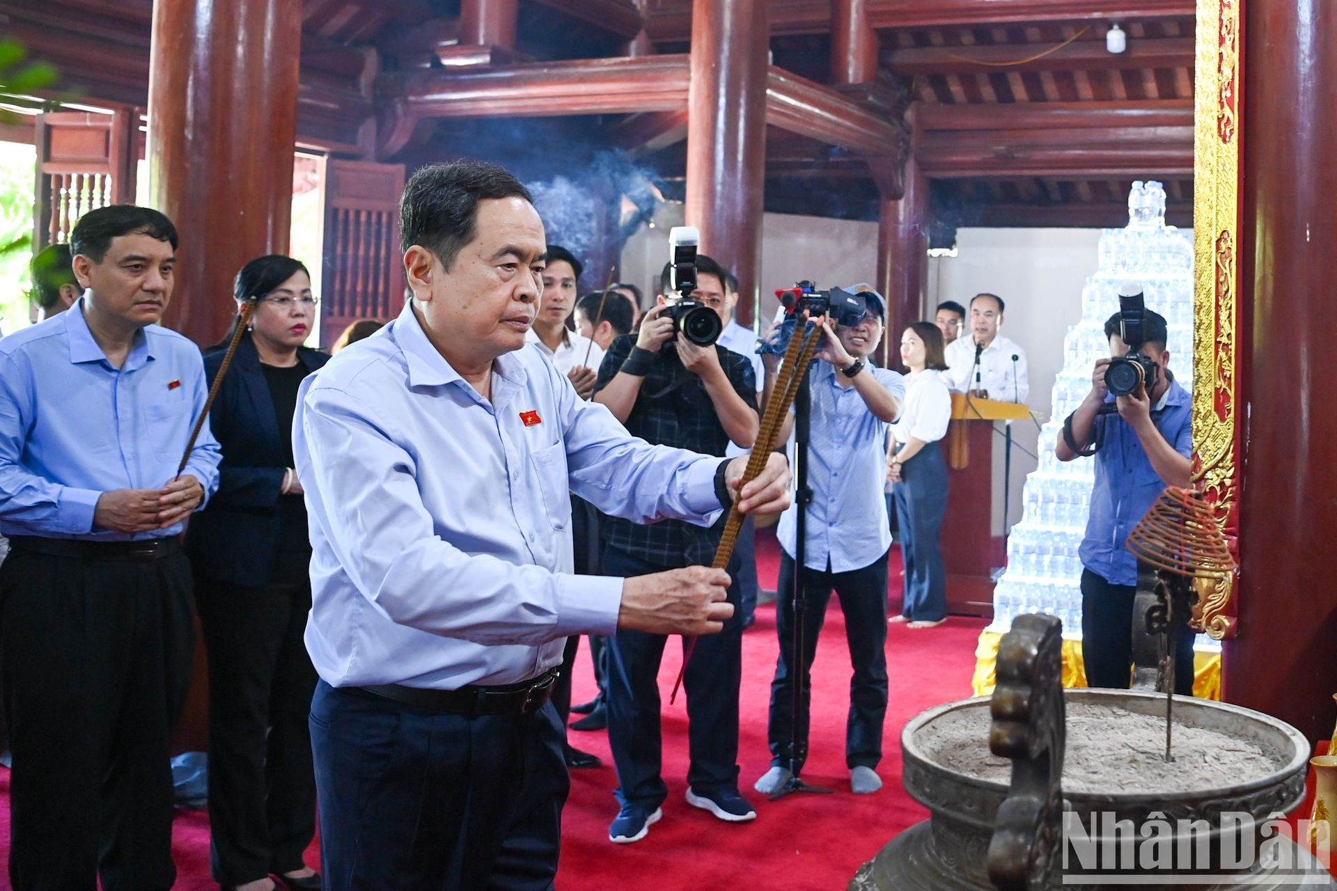 El máximo legislador vietnamita ofrece inciensos al altar dedicado al Presidente Ho Chi Minh en el Cementerio Internacional de Mártires Vietnam-Laos. El máximo legislador vietnamita ofrece inciensos al altar dedicado al Presidente Ho Chi Minh en el Cementerio Internacional de Mártires Vietnam-Laos.