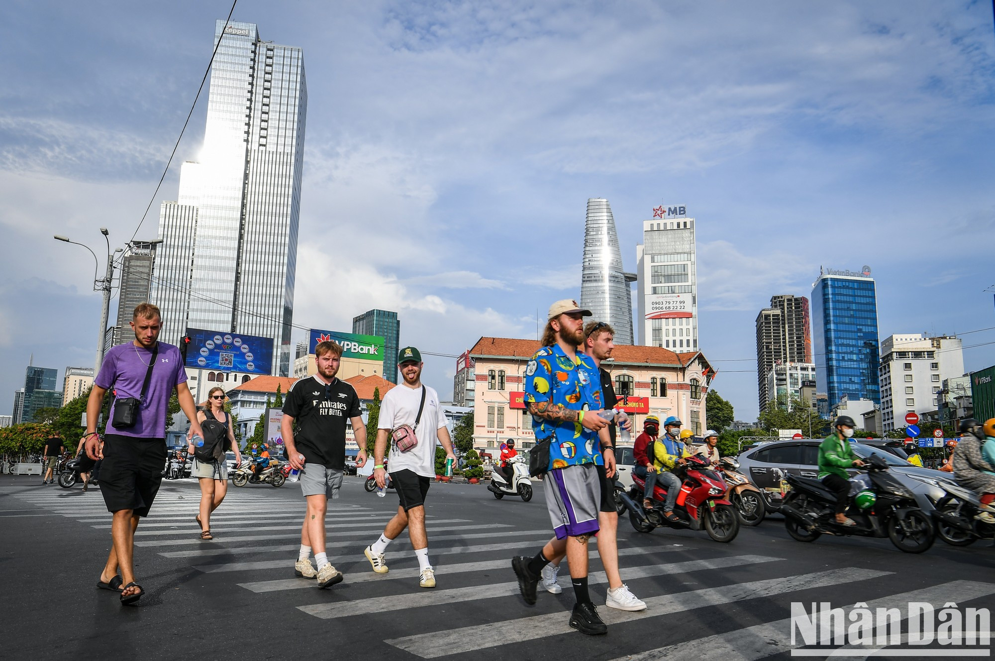 En cuanto al turismo, Ciudad Ho Chi Minh busca posicionarse como un destino líder en Asia, bajo el lema: "Abierta, Joven, Dinámica, Entusiasta, Con vista al futuro".