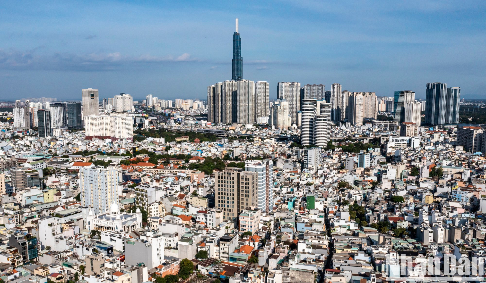 En los últimos años, Ciudad Ho Chi Minh (Saigón hasta 1976) ha ganado aún más merecidamente ese título. La imagen de los rascacielos que se elevan entre las nubes para recibir la luz del sol expresa el deseo de su gente de conquistar nuevas alturas.