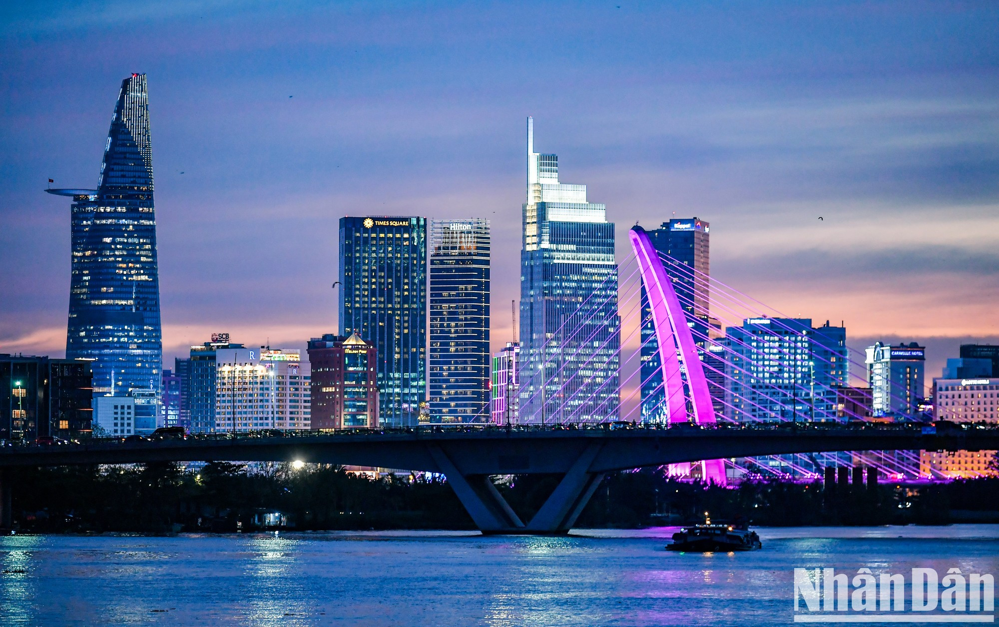 Desde el río Saigón se pueden apreciar sitios históricos y modernos como el muelle de Nha Rong, el puerto de Ben Nghe, el puente de Phu My, el cabo de Den Do y el puente de Ba Son.