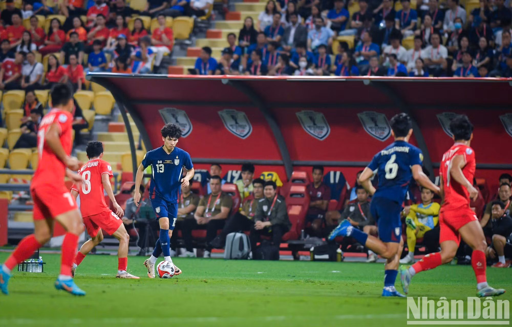 Ben Davis marca el gol del empate para Tailandia (1-1).