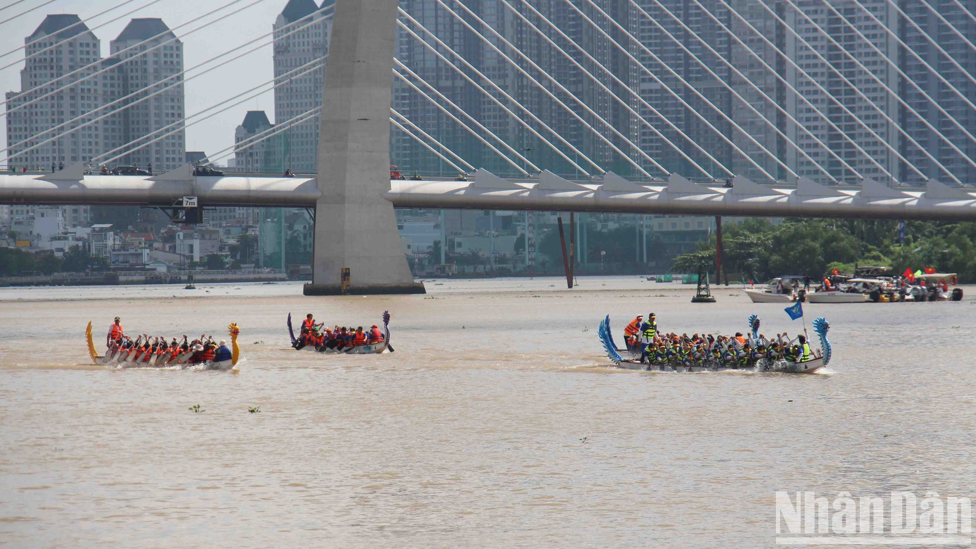 Equipos participantes en la carrera de barcos. Equipos participantes en la carrera de barcos.