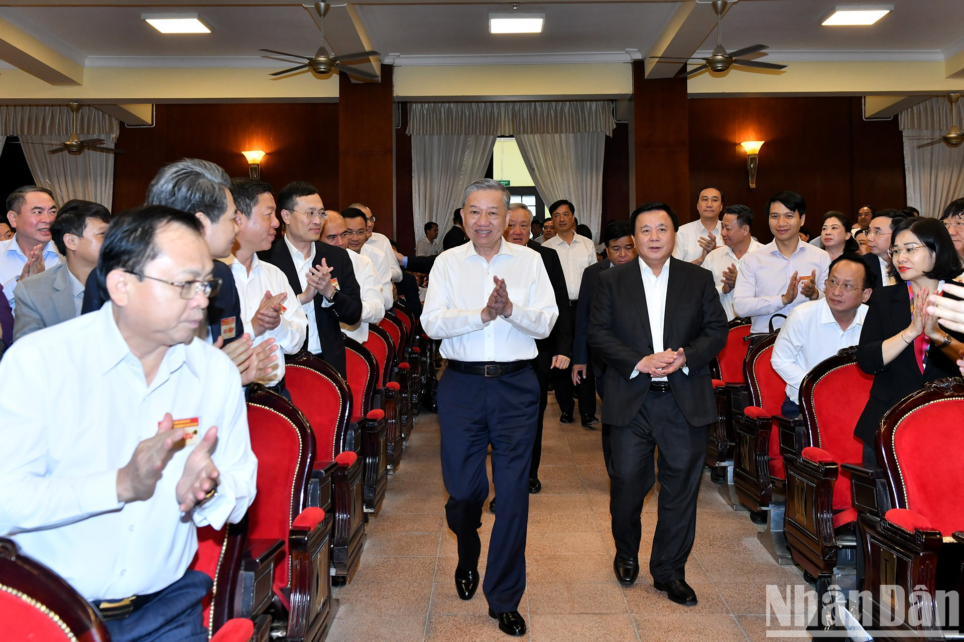 El líder partidista de Vietnam, To Lam, asiste al evento.