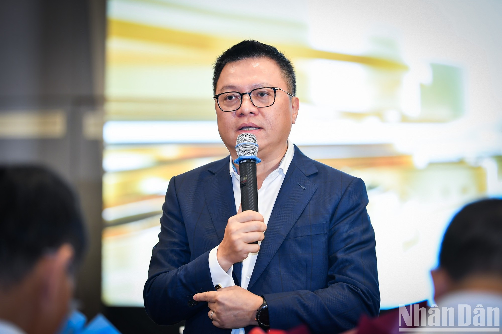 Le Quoc Minh responde a preguntas de la prensa. Le Quoc Minh responde a preguntas de la prensa.
