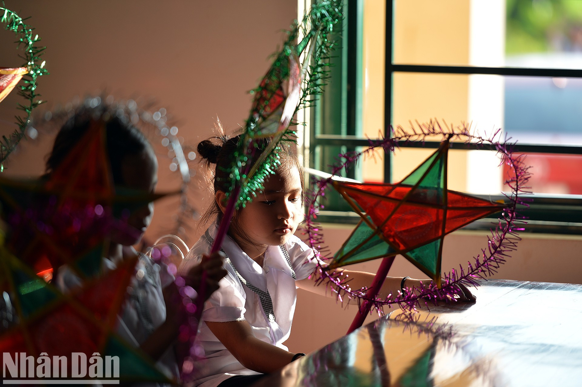 Aunque los niños reciben muchos regalos de amor, siguen sintiendo una alegría incompleta. Aunque los niños reciben muchos regalos de amor, siguen sintiendo una alegría incompleta.