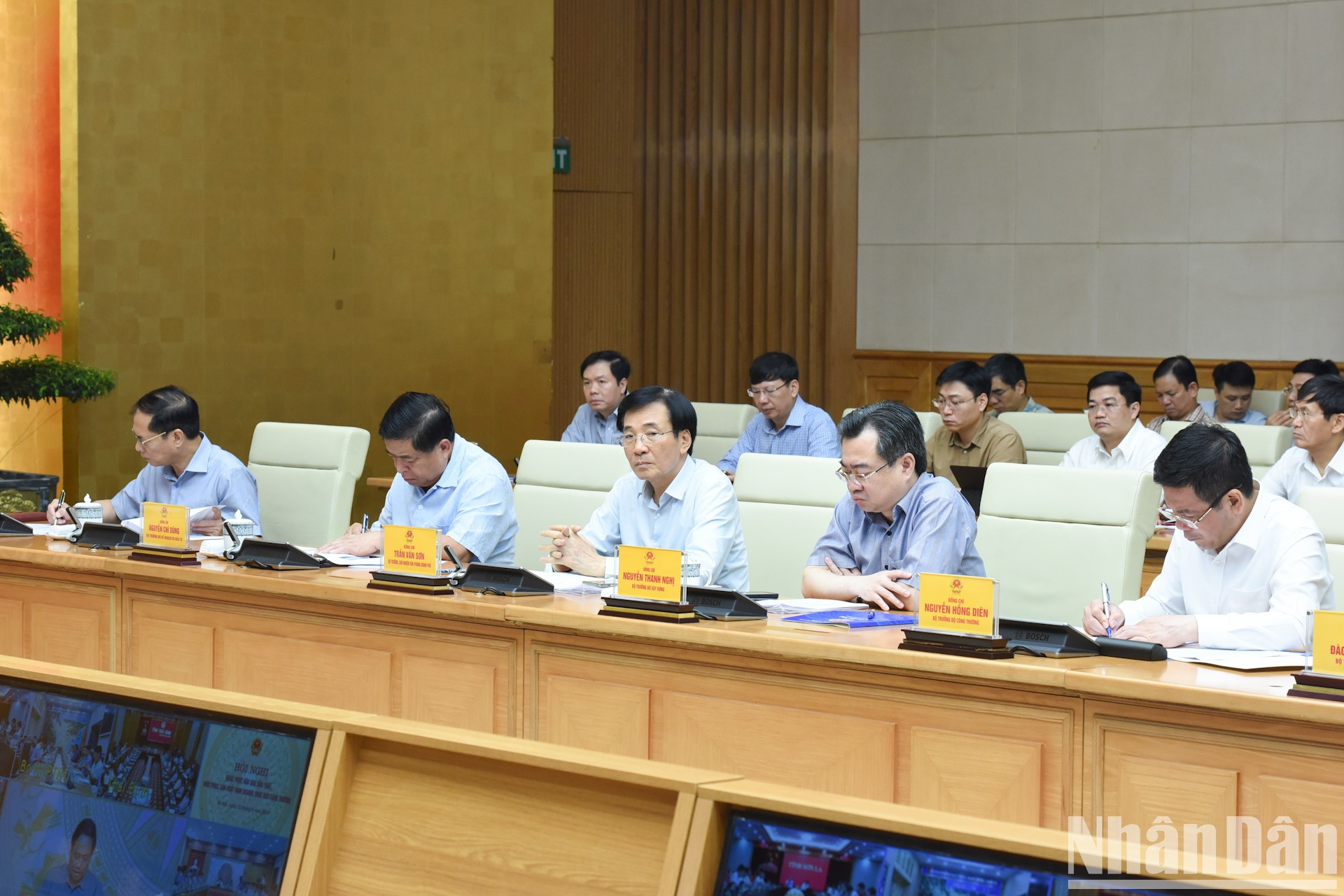 Los funcionarios asisten a la conferencia. Los funcionarios asisten a la conferencia.