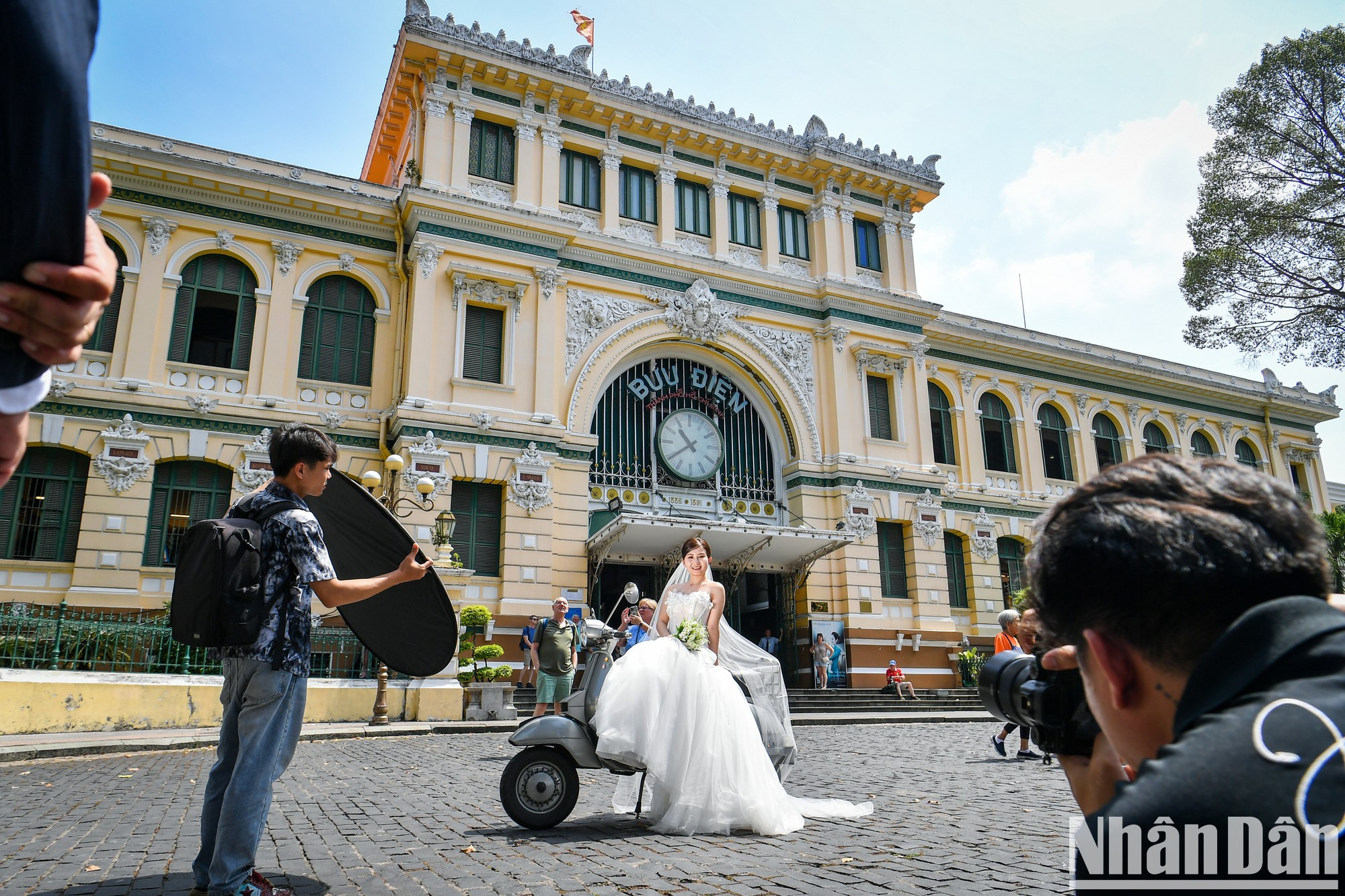 La Oficina Central de Correos es una de las obras más emblemáticas de Saigón. La revista estadounidense Architectural Digest la incluyó entre las 11 más bellas del mundo.