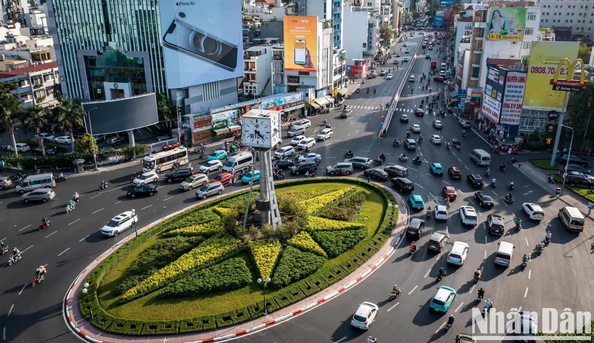 La rotonda de Dien Bien Phu, ubicada en el centro de la ciudad, es un icono urbano gracias a su histórica torre del reloj. Se encuentra en la intersección de las avenidas Dien Bien Phu y Nguyen Binh Khiem, y conecta la entrada oriental con el centro de la ciudad.